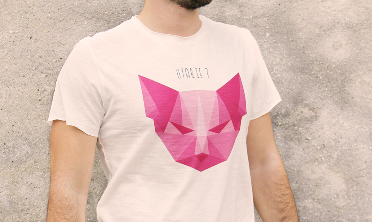t-shirt homme avec un visuel de tête de chat dessiné en origami